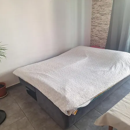 Spacious 1 Bedroom In Center Of *