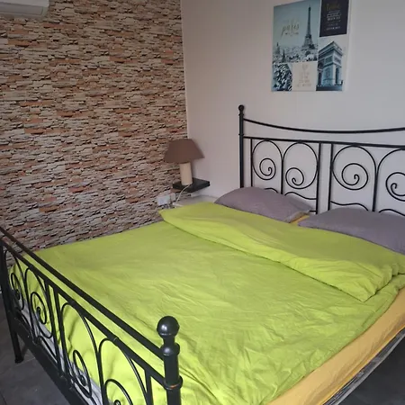 Spacious 1 Bedroom In Center Of *