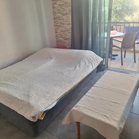 Spacious 1 Bedroom In Center Of *